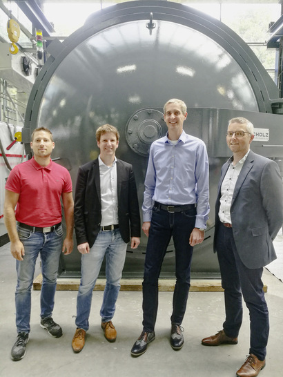Qualitätsmaschinen für Qualitätsglas – Frerichs Glas hat in Verden die VSG-Produktion aufgenommen. Vor dem neuen Autoklaven (v.l.): Jan Leyk, GF Dr.-Ing. Jan Wennemer, Arne Schwering, Bodo Hagemeister.
