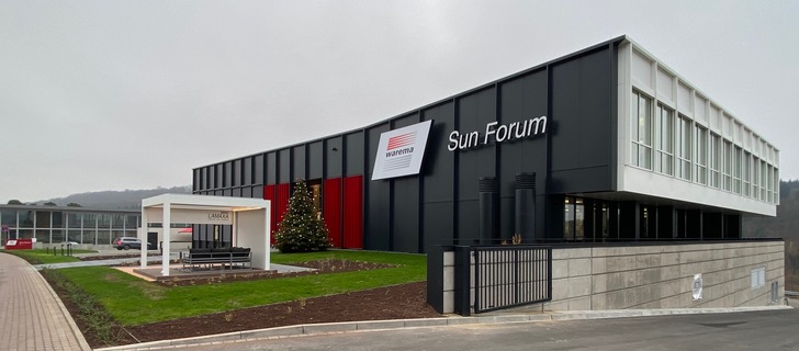 Das neue Warema Sun Forum nimmt die Besucher mit auf eine emotionale Reise in die Markenwelt des Herstellers. Auf einer Gesamtfläche von 1.600 Quadratmetern gibt es sowohl drinnen als auch draußen die ganze Vielfalt des modernen Sonnenschutzes zu entdecken.