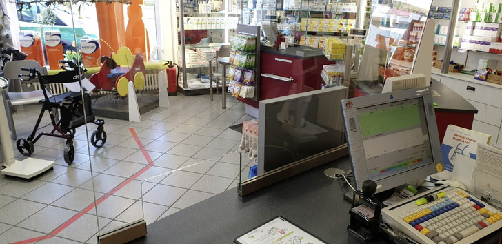 Die Durchreiche wurde an das größte Päckchen angepasst, das im Angebot dieser Apotheker in Aachen ist.