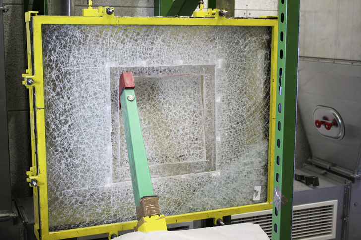 01: Prüfung mit der Axt zum Nachweis des Widerstandes gegen ­manuellen Angriff für ein Dreischeiben-Isolierglas aus zwei Dünnglas-Poly­carbonat-Verbundtafeln.