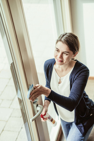 Die Anwendung ist ganz einfach: Einfach mit Top-Clean und dem gelben Tuch reinigen, dann Top-Care mit dem blauen Tuch auftragen. - © Foto: Adler
