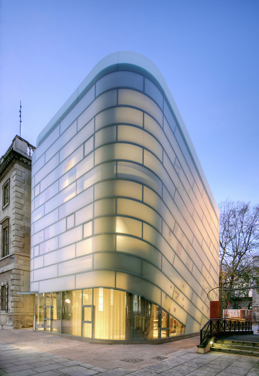 Im Maggie’s Centre Barts in London tragen die Fassadengläser Kapilux T von Okalux viel Licht nach innen und erzeugen dort eine ganz besondere Lichtwirkung und angenehme Innenraumatmosphäre. - © Foto: Courtesy of Steven Holl, Raf Makda
