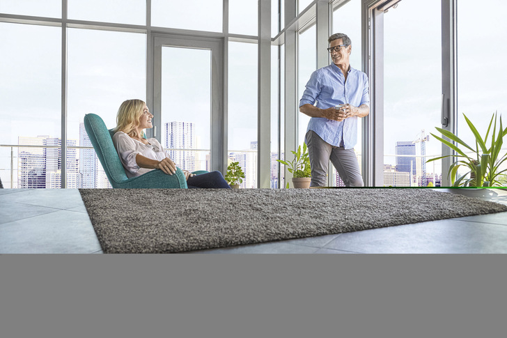 Steht exemplarisch für das ständig weiterentwickelte Produktportfolio der Roto Fenster- und Türtechnologie: das Beschlagsystem „Roto Patio Inowa“. Die smarte Schiebelösung sei u. a. platzsparend, einfach und komfortabel zu bedienen, hochdicht, für viele Formate, alle Rahmenmaterialien und auch schmale Profile geeignet sowie einbruchhemmend gemäß RC 2.