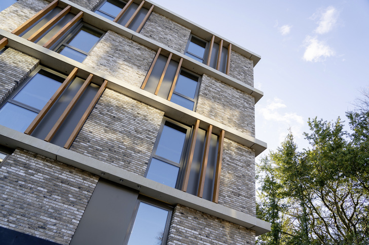 Die mehr als 1500 Holzsäulen an der Fassade werden durch das Remmers Holzschutzsystem Induline GW-310 vor Wind und Wetter geschützt.