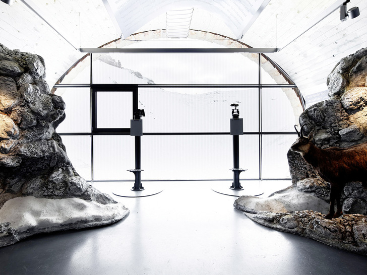 Vogelschutzgläser aus der Ornilux-Familie von Isolar haben sich bereits in vielen Projekten bewährt, wie hier im Naturinformationszentrum Karwendel in Berchtesgaden.