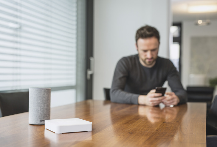 Per Smart Friends-Box lassen sich zahlreiche unterschiedliche Produkte mit nur einer App und über Amazons Alexa und Google Home steuern. - © Foto: Schellenberg
