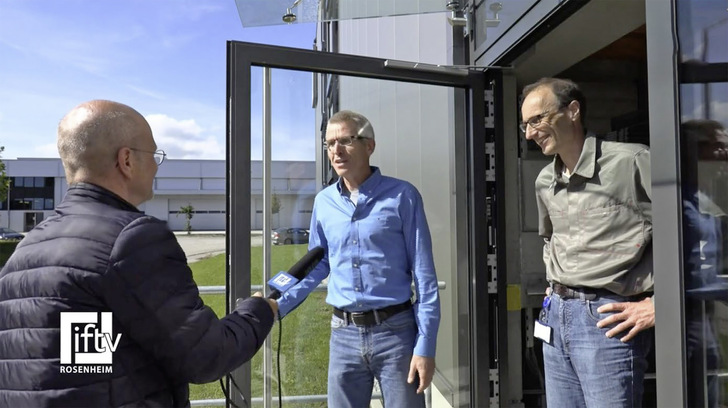 Während des ersten Rosenheimer Online-Dialogs 2020 stellte Außenreporter Manfred Stoff vom ift die Prüfstellenleiter des neuen Labors Bauakustik Andreas Preuss (m.) und Dr. Joachim Hessinger (r.) vor. - © Foto: ift Rosenheim
