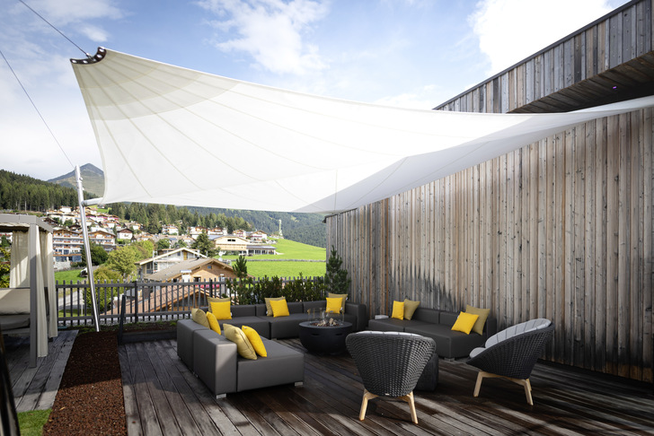 Das Kheope Sails Sonnensegel, Modell K3 wurde mit 2 Wandkonsolen und 2 Pfosten ausgeführt.