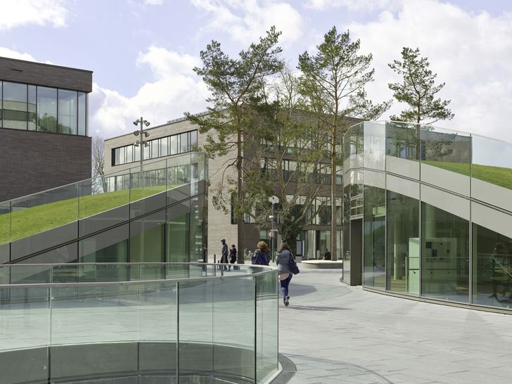 Die Planer legten die neue Mensa unter die Erde und setzten darüber einen begehbaren Hügel als Liegewiese. 