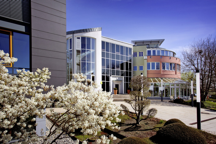 Das Verwaltungsgebäude von Kneer-Südfenster in Westerheim erstrahlt nach der Sanierung in neuem Glanz. Mit Pfosten-Riegel-Fassade und schaltbarem Glas zur Beschattung garantiert es perfekte Lichtverhältnisse, besten Ausblick und ein angenehmes Raumklima.