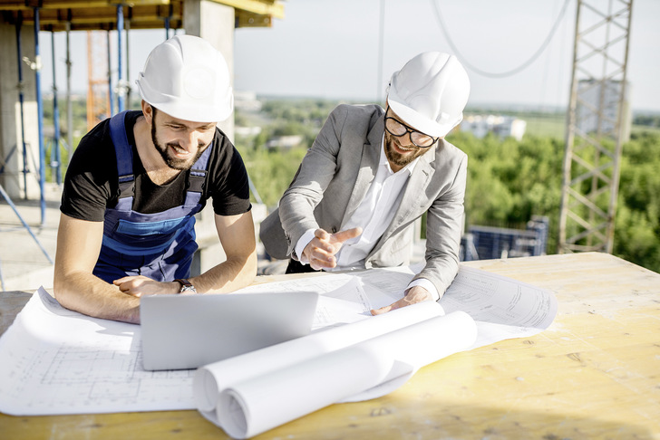 Der Projektmanager kann anspruchsvolle Fenster- und Fassadenprojekte managen.