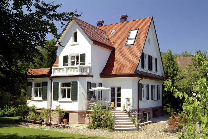 Modernisiertes Wohnhaus mit Kunststofffenstern. - © Foto: VFF/hilzinger Fenster
