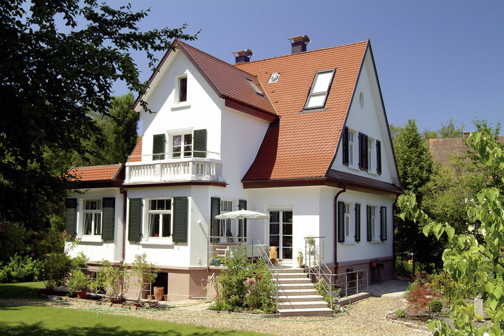 Modernisiertes Wohnhaus mit Kunststofffenstern.