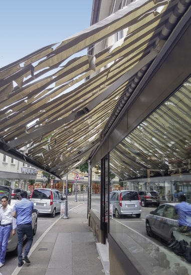 Was sind die Beurteilungsgründe für die sichere Durchführung einer Neubespannung? Hier ist das Markisentuch total zerstört, ­bedeutet das auch gleich das Ko für die ­Markise selbst? 