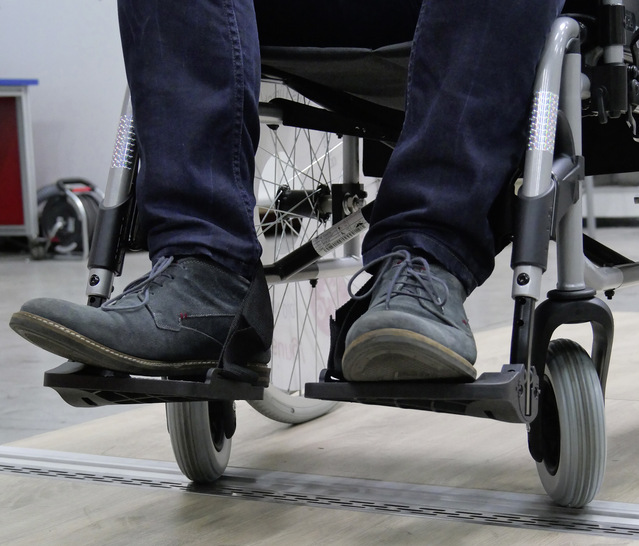 Überrollbarkeit von Nullschwell﻿en im Selbstversuch mit dem Rollstuhl - © Foto: Grundmeier KG

