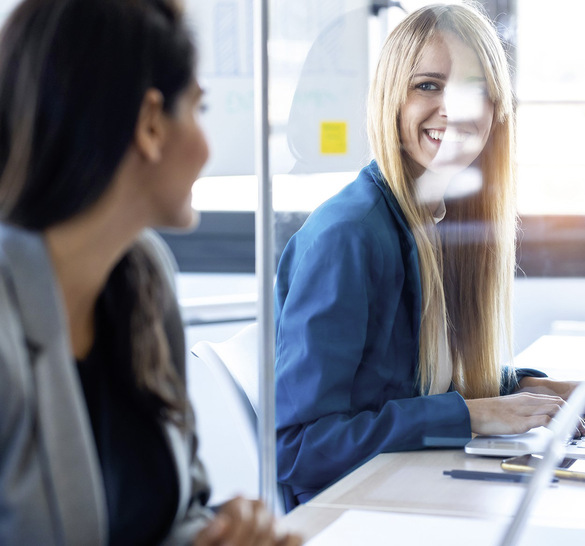 Ein Infektionsschutz aus Prowipa Glas lässt sich in ­Räumen einsetzen, wo ein enger und direkter Kontakt zwischen Menschen herrscht.