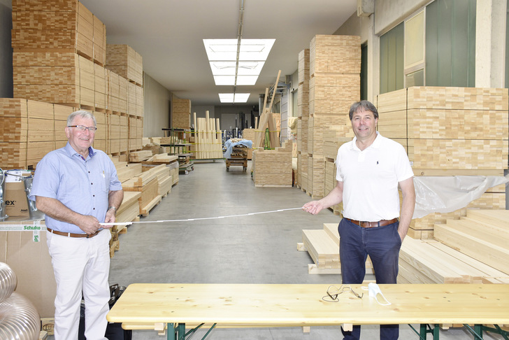 Hans-Joachim Böck (r.) setzt mit moderner Anlagentechnik auf weiteren Qualitätsausbau. An seiner Seite, der Werkzeug- und Maschinenexperte Raimund Drissner. - © Foto: Daniel Mund / GLASWELT
