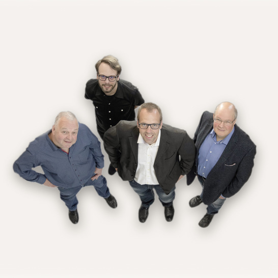 Das Upgrade-Team von Glaston umfasst vier Hardware- und Software-Techniker, die über jahrzehntelange ­Erfahrung in der Installation, Inbetriebnahme und im Service von Isolierglas-Linien aller Art verfügen. 