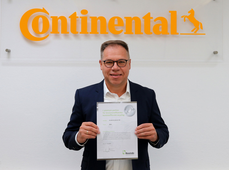 Rainer Irouschek, Leiter des Exteriorbereichs für Oberflächenmaterialien bei Continental, mit der Urkunde über die Premium-Partnerschaft.