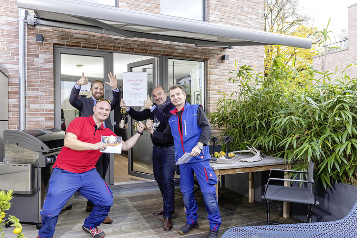 Montage beim Endkunden: Sebastian Tegeder, 2. v.l., (Verkaufsleiter Nord/Ost), mit Mitarbeitern von Droste.