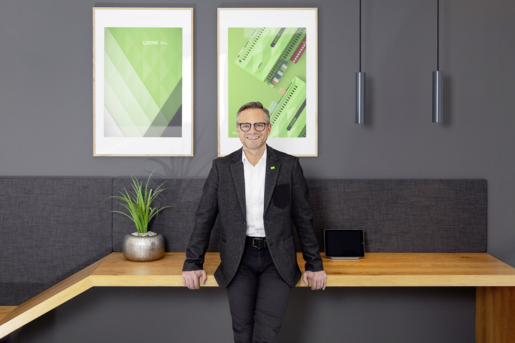 CEO Rüdiger Keinberger setzt darauf, das Produkte und Software ein Gebäudeleben lang funktionieren. - © Foto: Loxone
