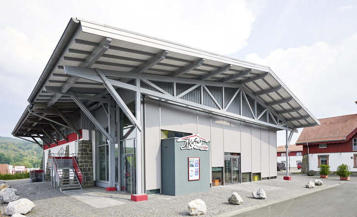 Die Tuchverschattung ist genau an die unterschied­lichen Fensterbreiten der Fassade angepasst – das ­erlaubt ein interessantes Spiel mit den Höhen der ­einzelnen Behänge.