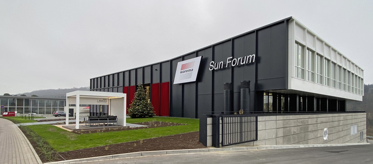 Auf einer Gesamtfläche von 1600 m2 gibt es sowohl drinnen als auch draußen die ganze Vielfalt des modernen Sonnenschutzes zu entdecken.