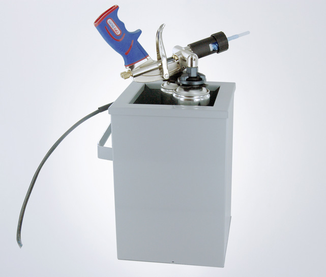 Eine robuste, mit einem stabilen Tragegriff versehene, isolierte Wärmebox sichert auch in der kalten Jahreszeit stets die Einhaltung der vorgeschriebenen Verarbeitungstemperaturen von chemischen Baustoffen.