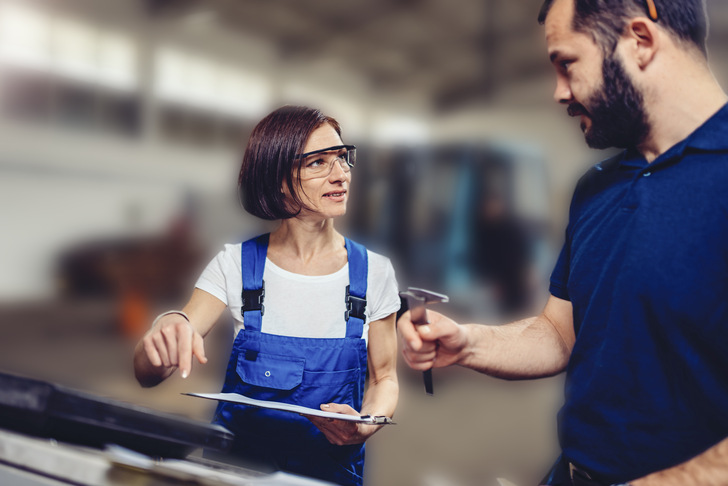 D﻿ie Hegla New Technology bietet mit dem Shop-Floor-Assistant eine App an, die ­Prozesse im Betrieb abbildet, strukturiert und zudem die Mitarbeiter unterstützt. - © Foto: Getty Images/iStockphoto
