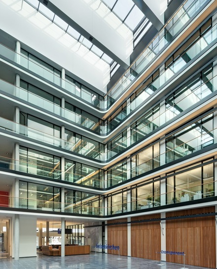 Vorsicht bei gläsernen Absturzsicherungen: Ab 4m und darüber der gelten in Deutschland erhöhte Anforderungen an die eingesetzten Scheiben aus ESG. In diesem Zusammenhang dürfen nur ESG-Scheiben verbaut werden, die eine Heat-Soak-Test nachweisen können.