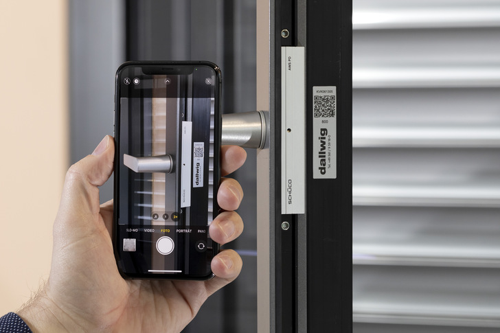 Der individuelle Code für jedes Fenster wird im Rahmen eingeklebt. Dieser ermöglicht Kunden und Servicemitarbeitern den Zugriff auf unterschiedliche Datenbanken.