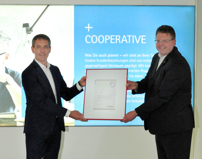 Sven Behrendt, Vorstand der RENOLIT SE, und Stefan Friedrich, Geschäftsleiter der RENOLIT Geschäftseinheit Exterior Solutions