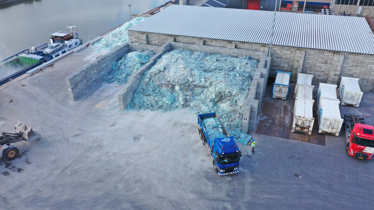 Die Glasindustrie in den Niederlanden, die in der "Vakgroep GLAS" vereinigt ist, hat ein flächendeckendes System für das Einsammeln von Flachglas eingerichtet, das von dem Verband "Vlakglas Recycling Nederland" verwaltet wird.