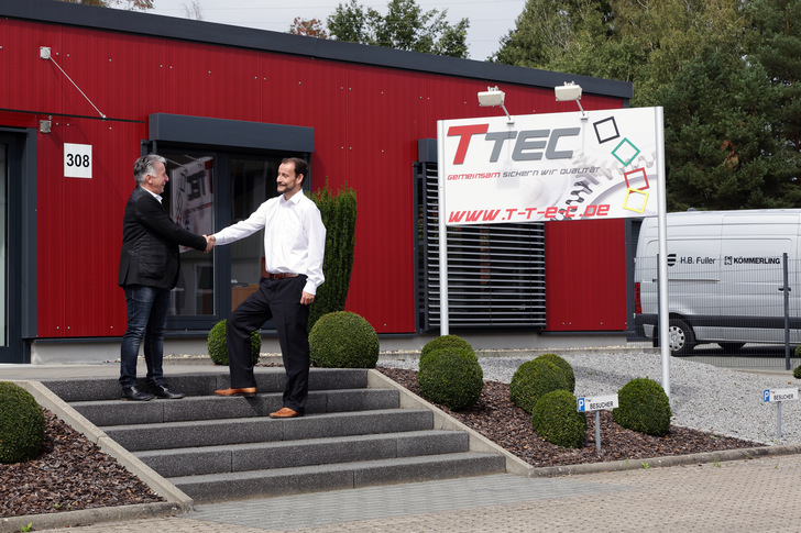 Sind stolz auf das neue Loca Technology Center:  TTEC Geschäftsführer Bernd Therre (l.) und Dr. Christian Scherer, Head of Business Development Manager Glass bei H.B. Fuller I Kömmerling.
