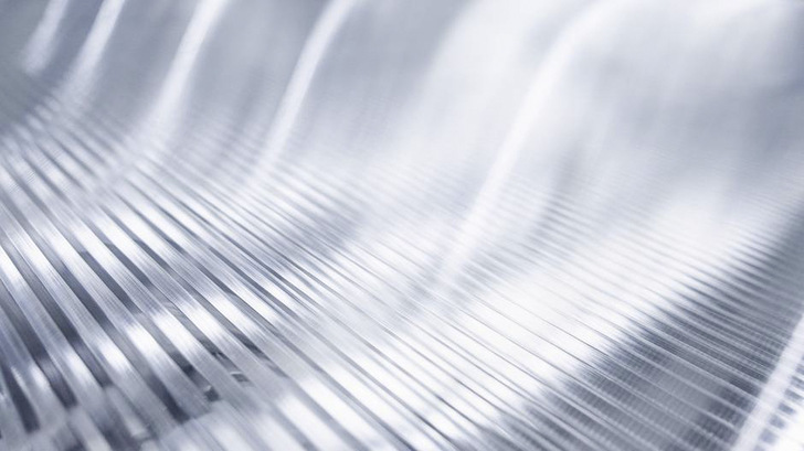 Das aus Floatglas geschliffene Rillenglas von sedak ist längs, quer, diagonal, in V- und C-Form, sowie mit frei wählbaren Rillen-Abständen erhältlich. Maximalformate bis 3,6 × 20 m sind möglich.