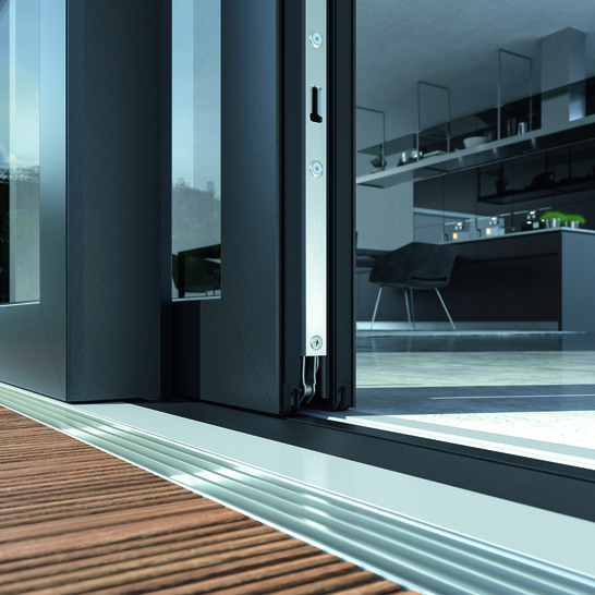 Das Kunststoff-Hebeschiebesystem Schüco LivIngSlide bietet dank seiner Nullschwelle barrierefreien Komfort für alle Bewohner.