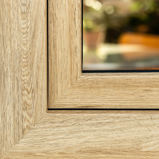 Markante Asteinschlüsse und angeschnittene Blumen verleihen dem neuen Eichendekor Coriander Oak Rustikalität.