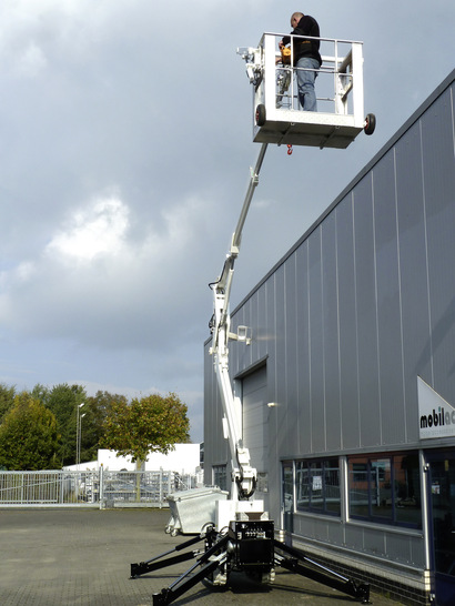 Vom Personenkorb des hyCrane erlaubt es den Monteuren, Scheiben und Fenster selbst in luftigen Höhen einzusetzen, ohne dass dazu ein Gerüst aufgebaut werden muss.