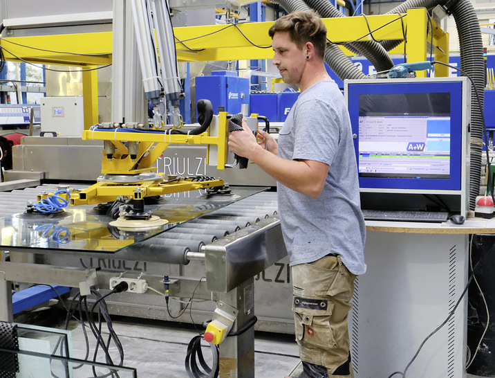 A+W Production Terminal an einer Forvet Chiara-Bearbeitungsstraß: Alle ­Informationen werden hier für den Bearbeiter übersichtlich bereitgestellt.