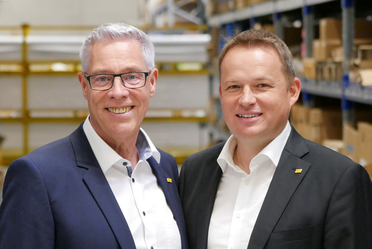 Dieter Ammon (l.) bekleidete über 37 Jahre die Funktion des Geschäftsführers bei Ammon Beschläge-Handels GmbH. Jetzt übernimmt sein Schwiegersohn Konrad Fritz das Ruder.