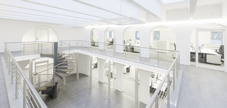 Durch den Umbau des rund 50 Jahre alten Gebäudes sind im Inneren eine Reihe heller Büroräume entstanden, die auch den aktuellen Brandschutzvorgaben entsprechen. 