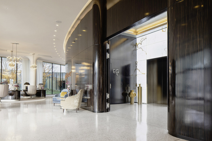 In der Fahrstuhllobby des Grandhotels „The Fontenay“ in Hamburg ist eine Sonderlösung des Basys-Rollenbandsystems „Objecta“ im Einsatz. Die ­riesigen Türblätter mit Aufdopplung schließen im Brandfall automatisch. - © Foto: Daniel Vieser Architekturfotografie, www.dv-a.de
