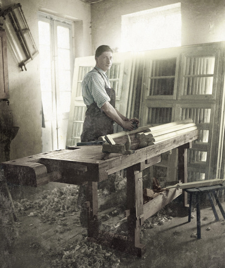 Firmengründer Hans Hilzinger 1946 in seiner Werkstatt. - © Foto: hilzinger

