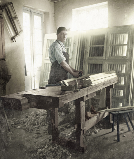 Firmengründer Hans Hilzinger 1946 in seiner Werkstatt.