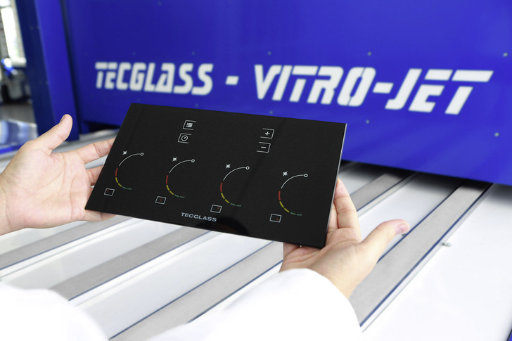 Noch präziserer Druck auf Glas: Die neuen Tinten der Jetver HA-­Serie von Tecglass ergänzen die Glas-Drucker des spanischen Anlagenherstellers aus der Fenzi-Gruppe. - © Foto: Tecglass
