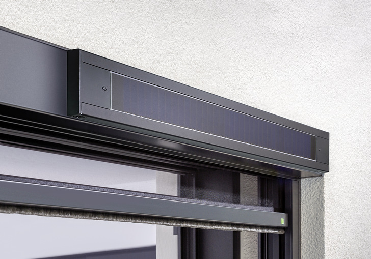 Entwickelt für die Nachrüstung: das Insektenschutz- Elektrorollo mit neuem Solarmodul.