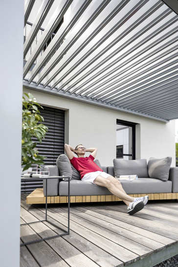 Mit einer zulässigen Schneelast von 112 kg/m2 ist das Lamellendach Bella Lamella eine allwettertaugliche Terrassenlösung. - © Foto: Reflexa
