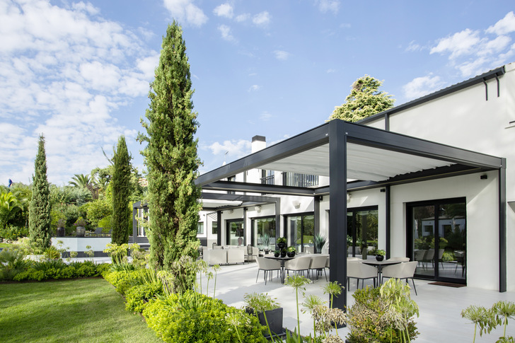 Mit zwei Pergola-Markisen Gennius Isola 3 mit beweglichem Dach wurden insgesamt 67,5 Quadratmeter der Terrasse beschattet.