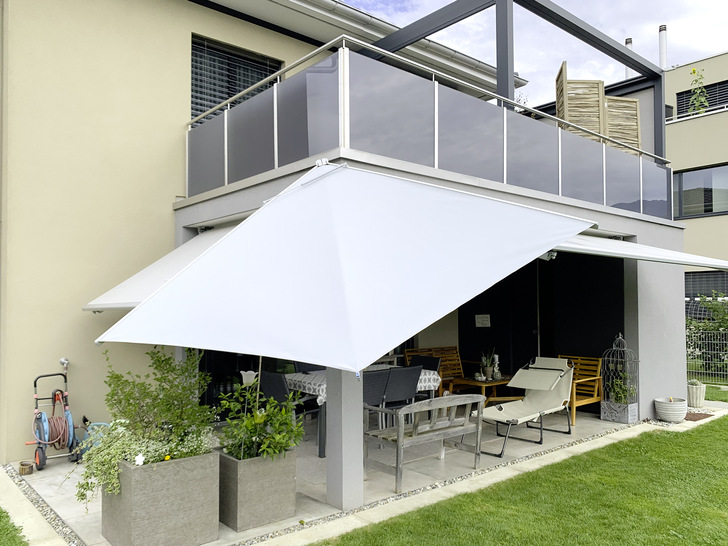 Das Fächersegel „O-Fan“ kann überall dort eingesetzt werden, wo ein anpassungsfähiger flexibler Sonnenschutz wie z. B. bei dieser Ecklösung mit zwei Markisen gewünscht wird. - © Foto: Radius

