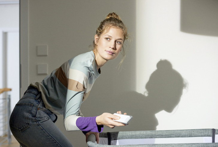 Das besonders leise Laufverhalten von elero ­RolMotion erhöht den Wohnkomfort und ist in vielen Situationen ein echtes Plus.